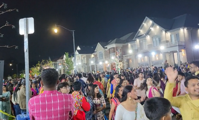 多伦多上千印度人连夜涌入居民区!霸占数百米街道(图)