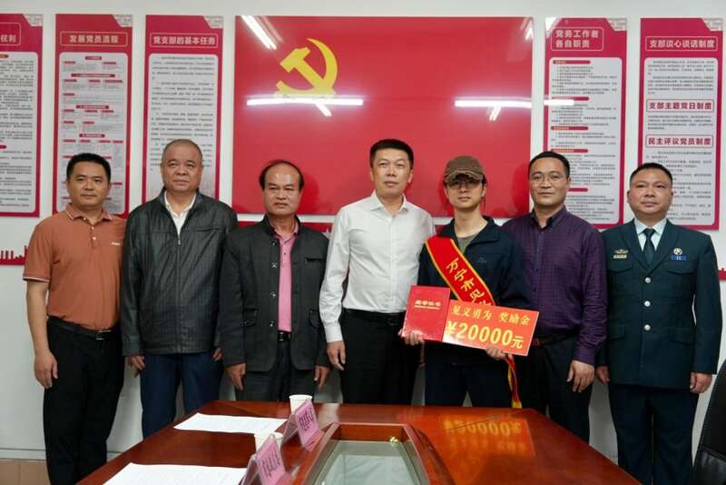海南救人白衣小哥被授予“见义勇为积极分子”称号(图)