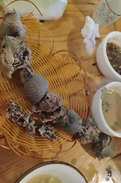 男子在云南吃鸡 鸡脖子连起来26厘米长?餐厅回应(图)
