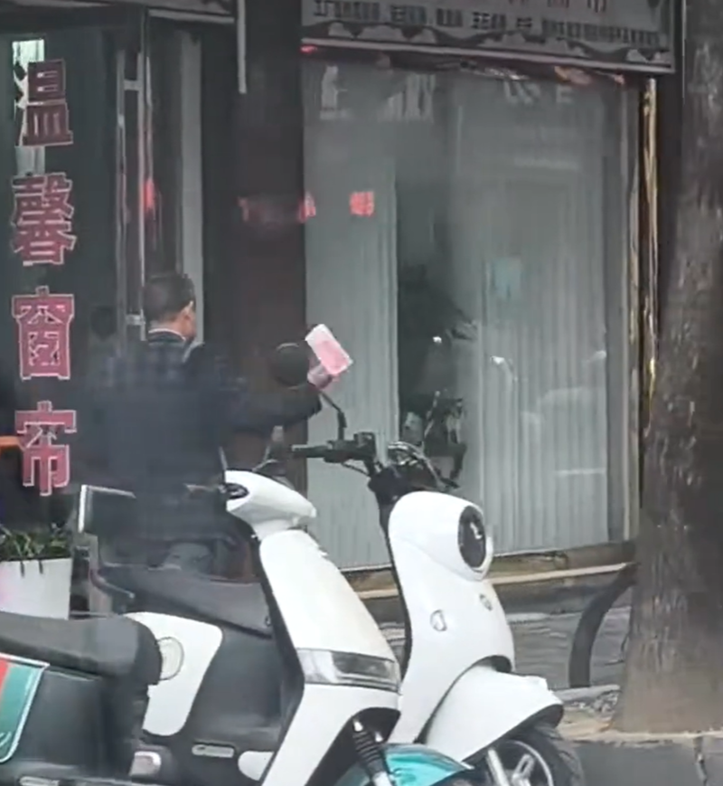 贵州一男子疑边走边撒钱 派出所:正调查核实身份(图)