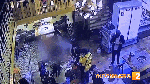 男子火锅店内强吻陌生女子!警方:拘留10天(图/视频)