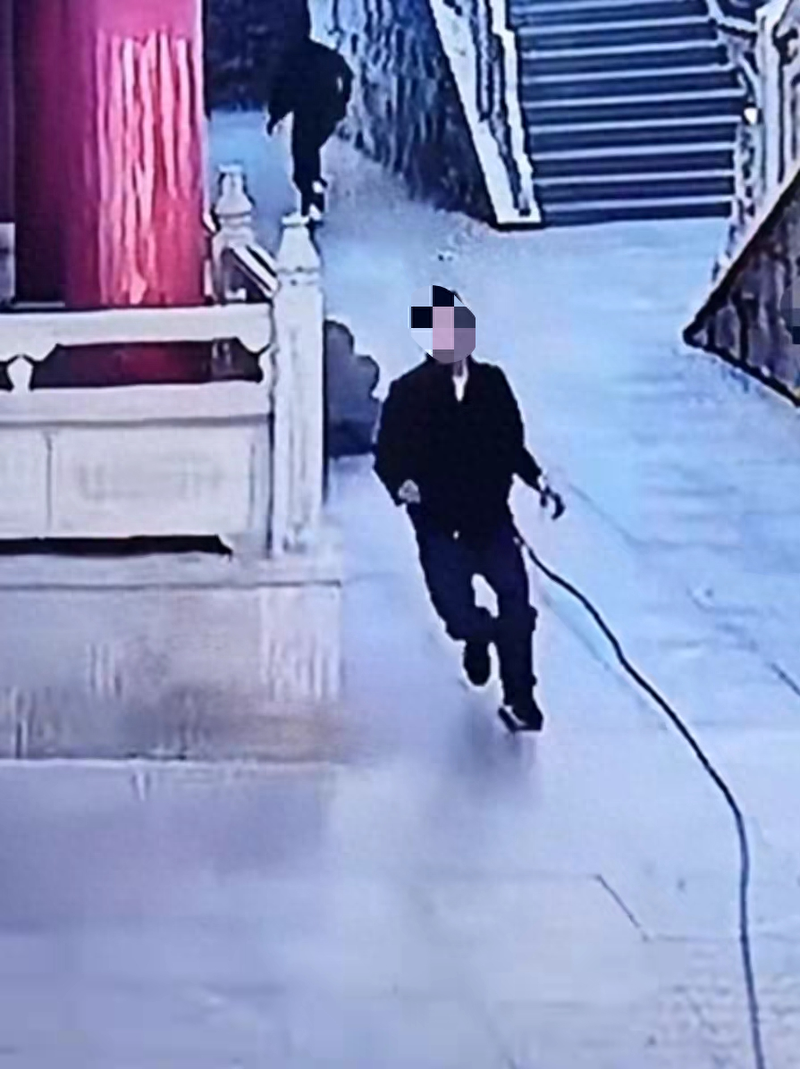3男偷功德箱遗落手机 寺庙不追究 发招领启示“别怕”