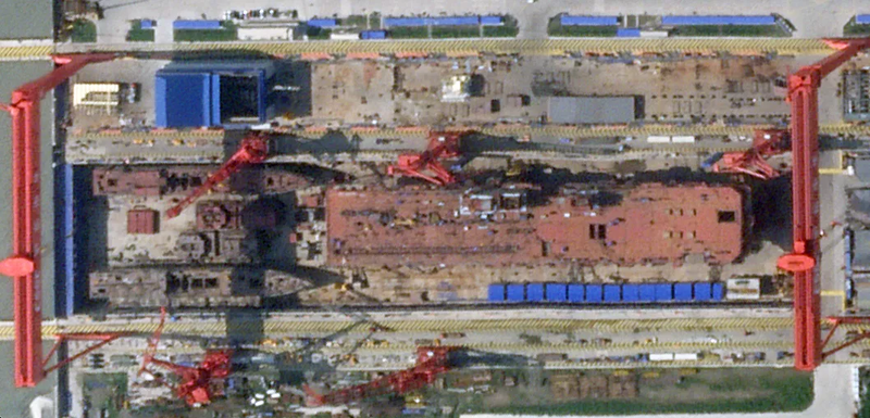 美媒:中国首艘无人机航母加速建造,双舰岛满载5万吨(图)