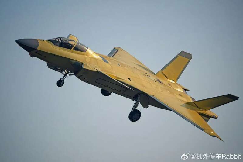歼-20S首爆高清照 疑似换装二元矢量推力发动机?(图)