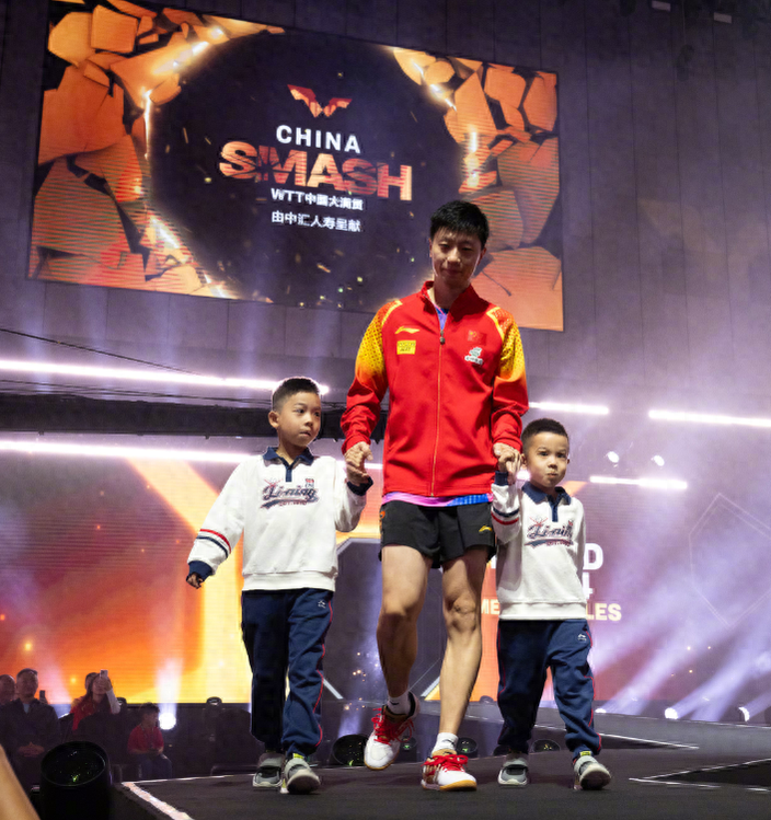 马龙一家现身赛场:校花妻子美貌依旧,两个儿子乖巧(图)