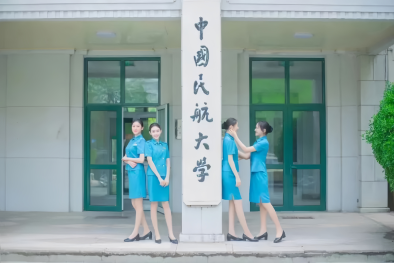 空姐学历逐步升级:民航大学等将停招专科层次空乘(图)