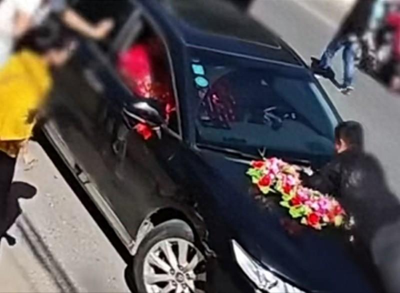 “新娘哥哥爬车头”细节披露 礼金直接转给新娘引不满