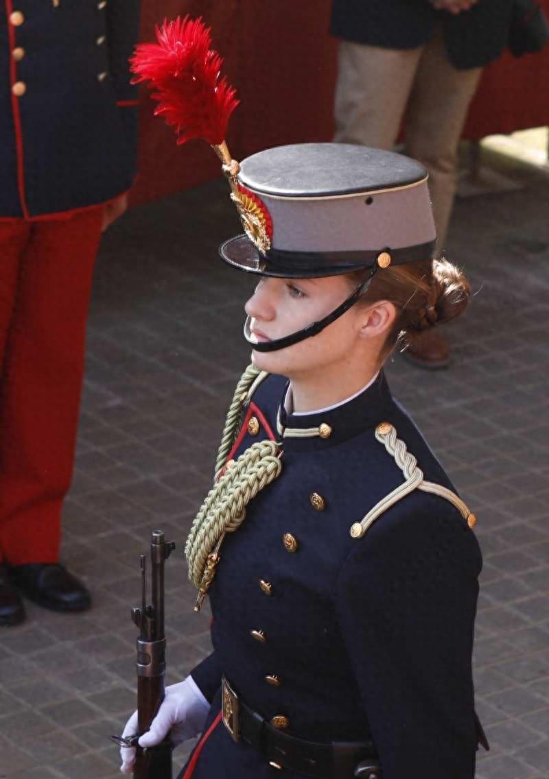 18岁西班牙公主参加阅兵,国王王后骄傲同框女儿(组图)