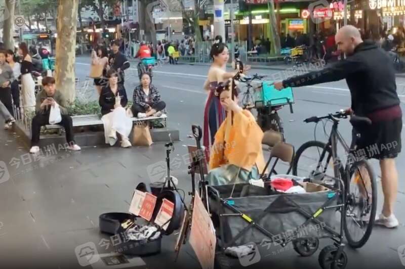 “滚回中国”中国女生澳洲街演 无端遭辱骂袭击(视频)