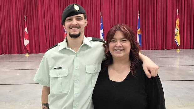 萨斯喀彻温士兵逊·法瑞尔遗体护送仪式在里贾纳举行，多伦多华人关注军人牺牲