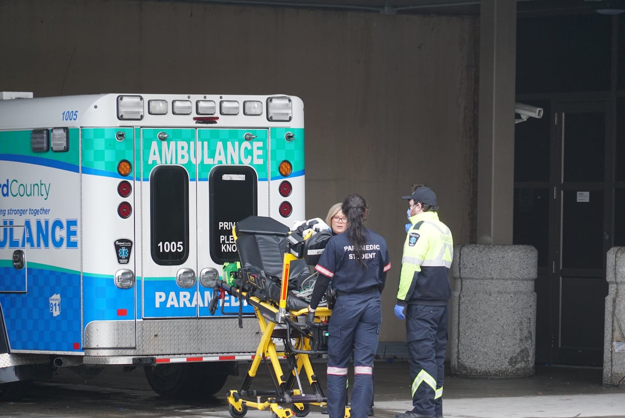 医院急诊区的救护车和医护人员