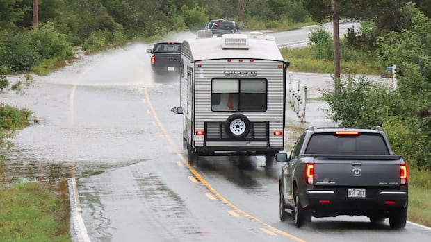 新斯科舍省开普布雷顿岛暴雨致道路严重受损 多地紧急状态延续