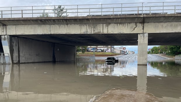 萨斯喀彻温省遭极端天气袭击 多地发布龙卷风及暴雨警报