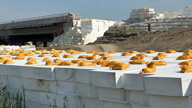 温莎采用巨型泡沫块建设立交桥引道 提升稳定性降成本