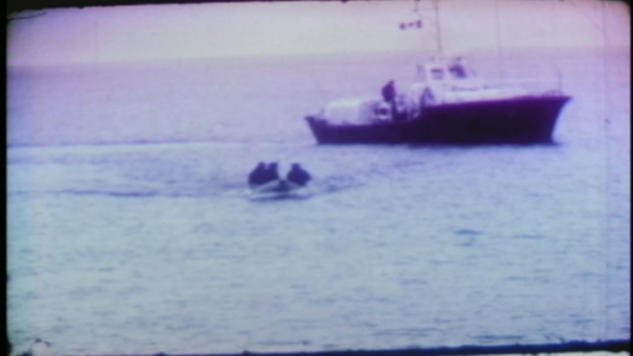1967年10月，几名人员在沙格港海面搜寻