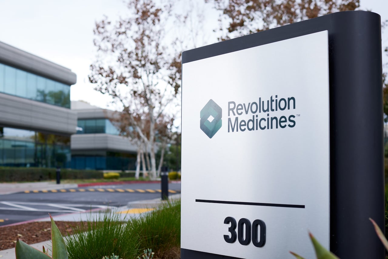 加利福尼亚红木城Revolution Medicines公司的标志牌。