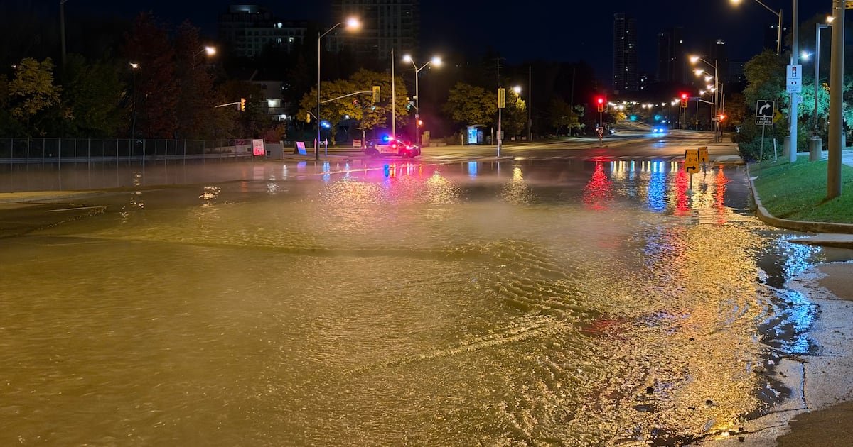 北约克谢泼德路大水管爆裂 导致路段封闭交通受阻
