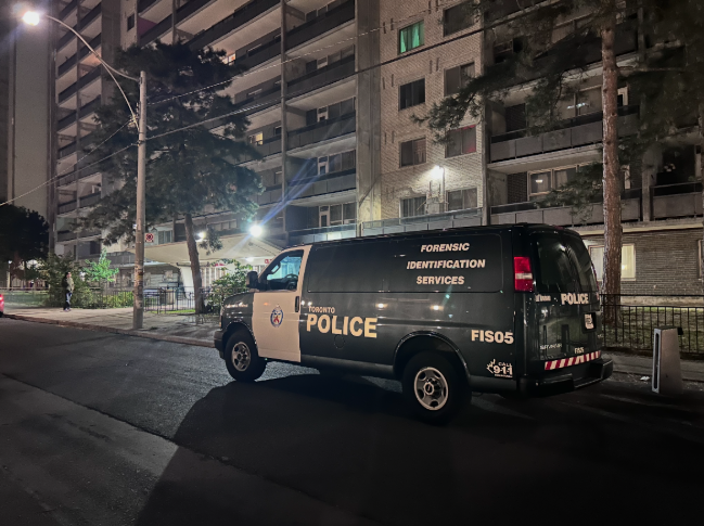多伦多圣詹姆斯镇凌晨枪击案致一男子重伤 两嫌犯被捕一人仍在逃