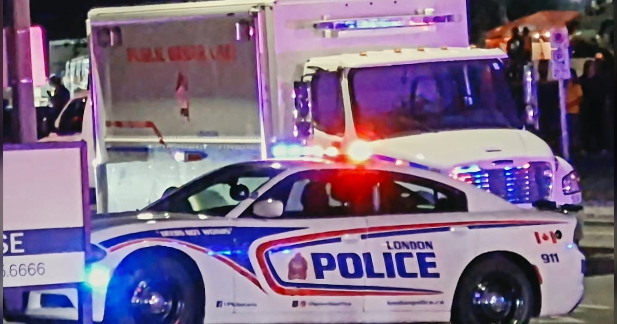 警方称，在阳光节事件中，人群向警察投掷石块和瓶子