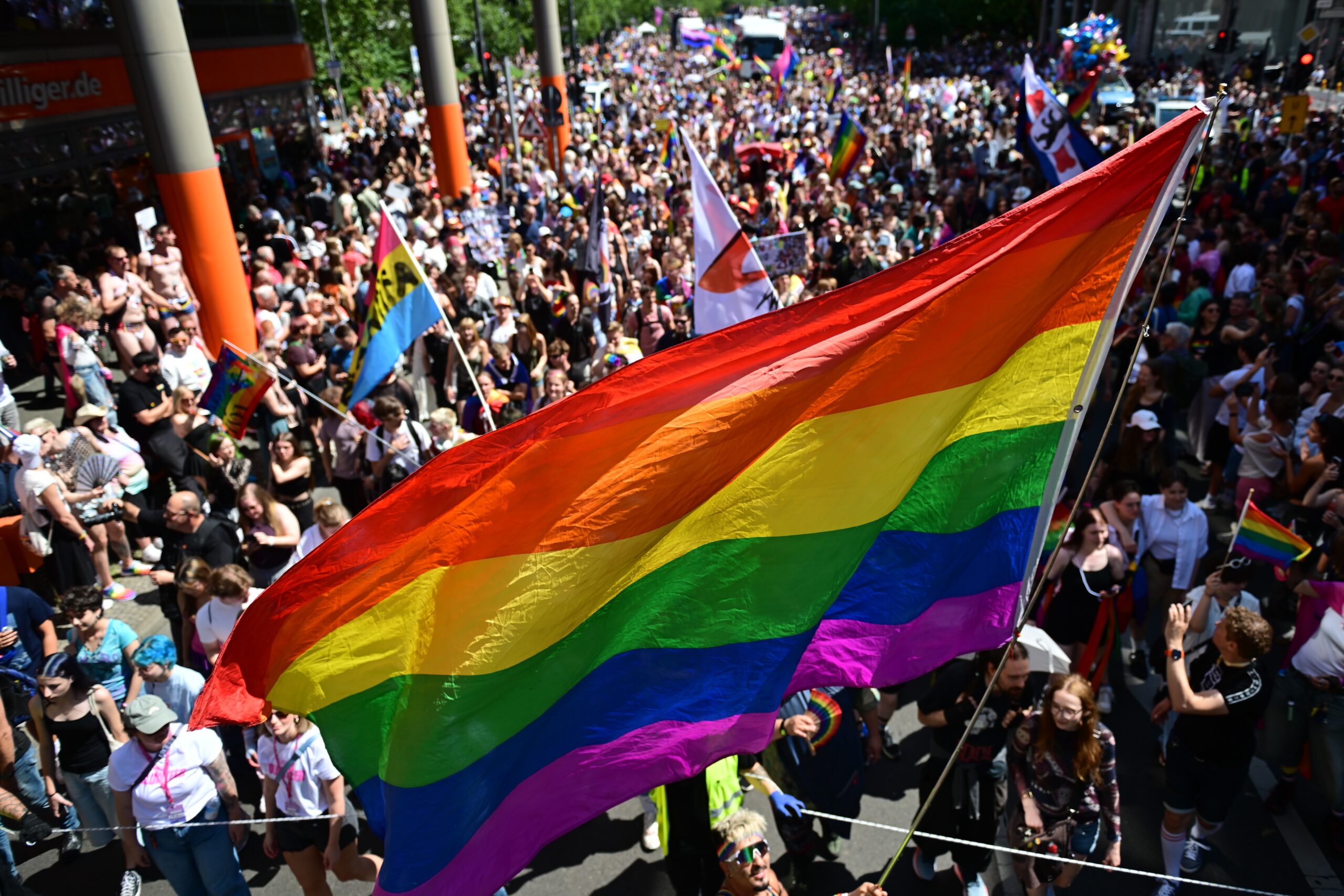 柏林 LGBTQ+ 游行中一辆汽车冲入人群，导致一人死亡、多人受伤 ...