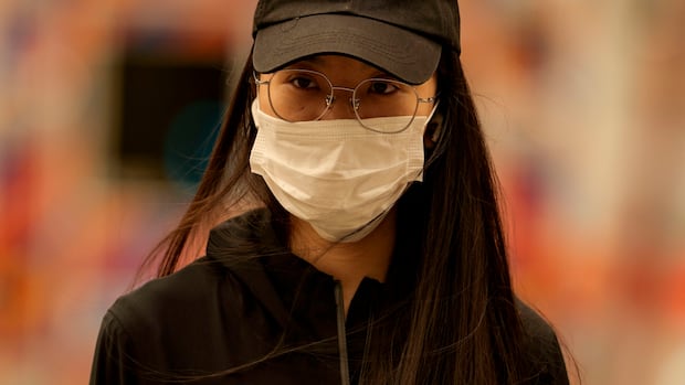 快速蔓延的大火摧毁了安大略省北部的房屋，工作人员正在扑灭火焰（配图2）