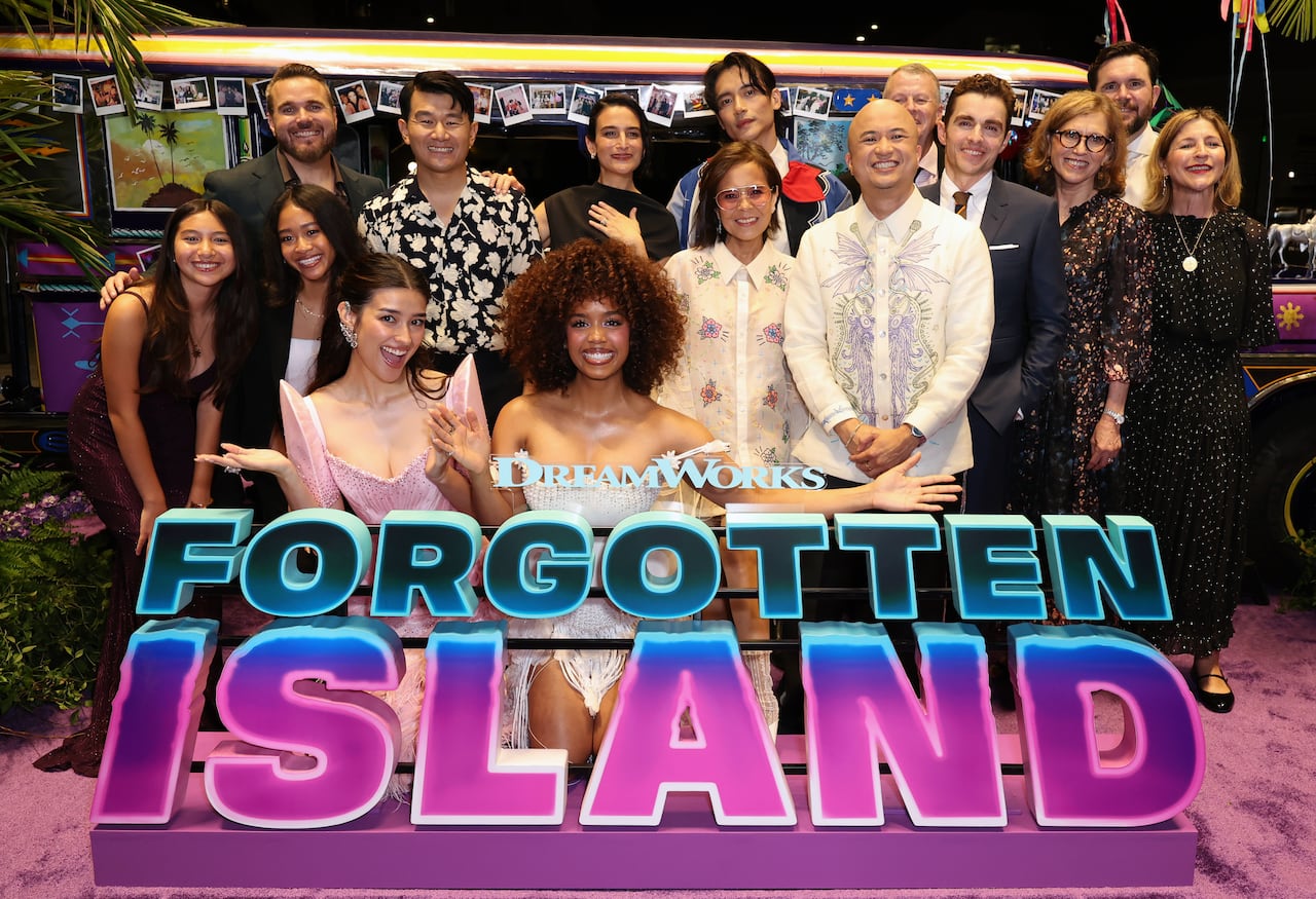 Large cast photo.