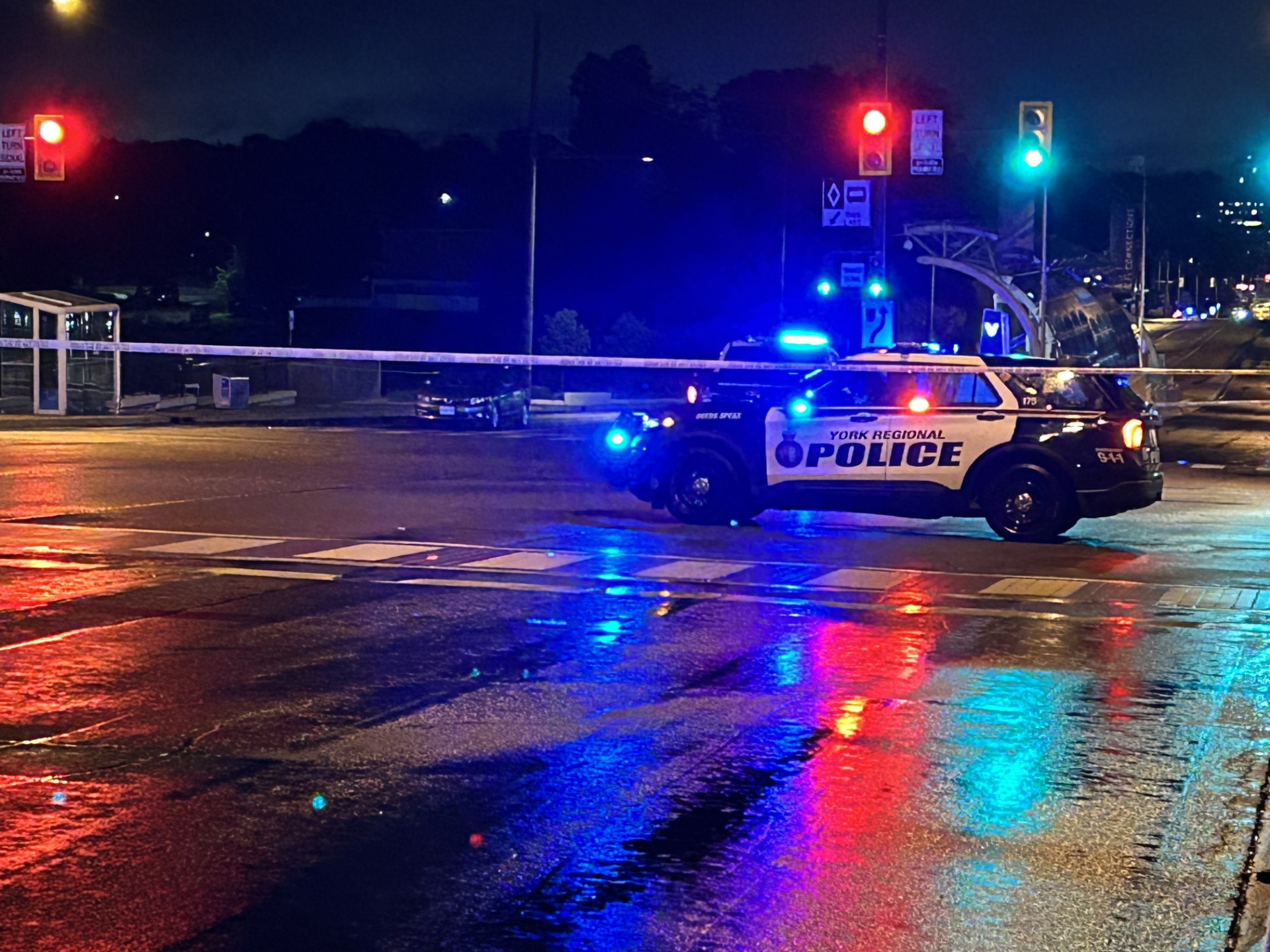 新市场夜间严重车祸致女行人身亡，交通封闭持续调查中