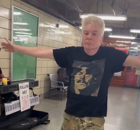 A picture of Mike Myers with his arms outstretched