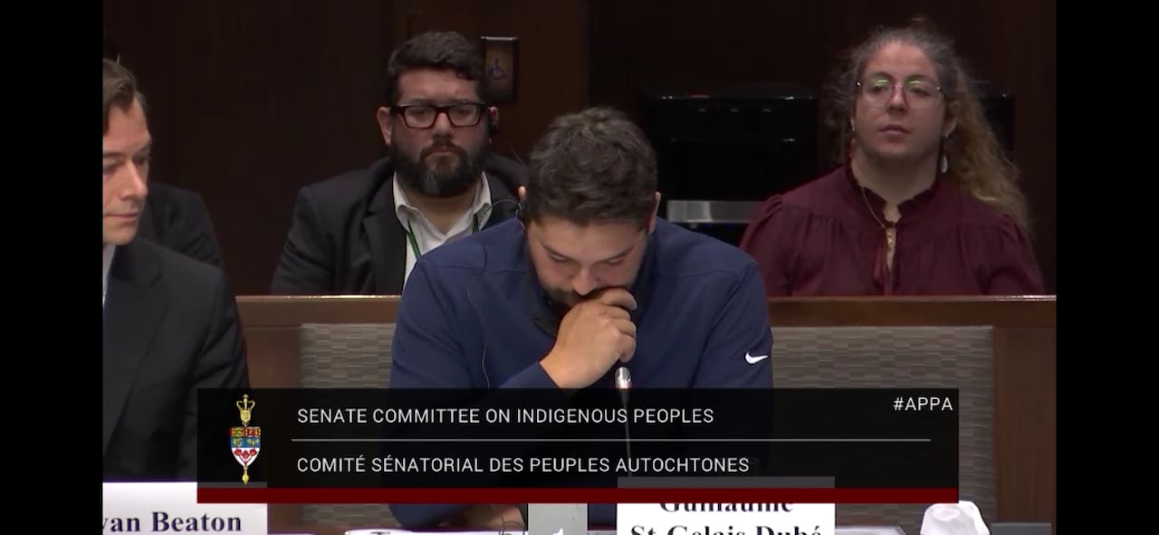 Guillaume St-Gelais Dubé在听证会上擦拭眼泪