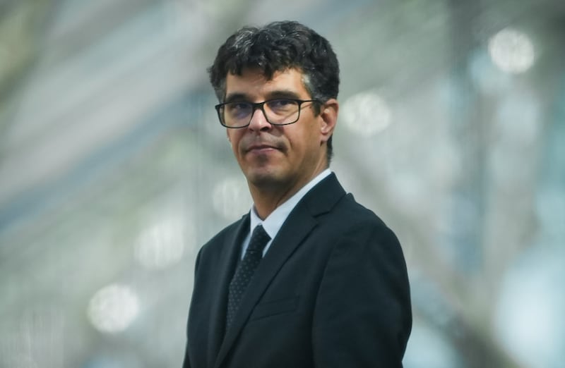 加拿大知名作家兼教授涉性侵案庭审，双方关系曾被认为友好结束（配图3）