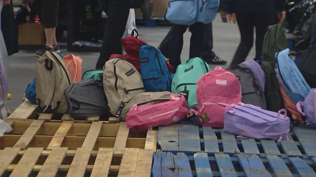 多伦多慈善机构举办全国最大学生书包发放活动，助力GTA学童顺利开学（配图1）