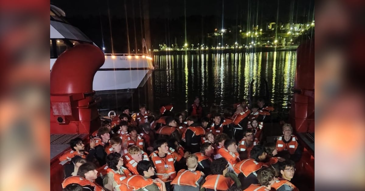 大温毕业游船触礁逾150人获救 安全无恙引关注（配图1）
