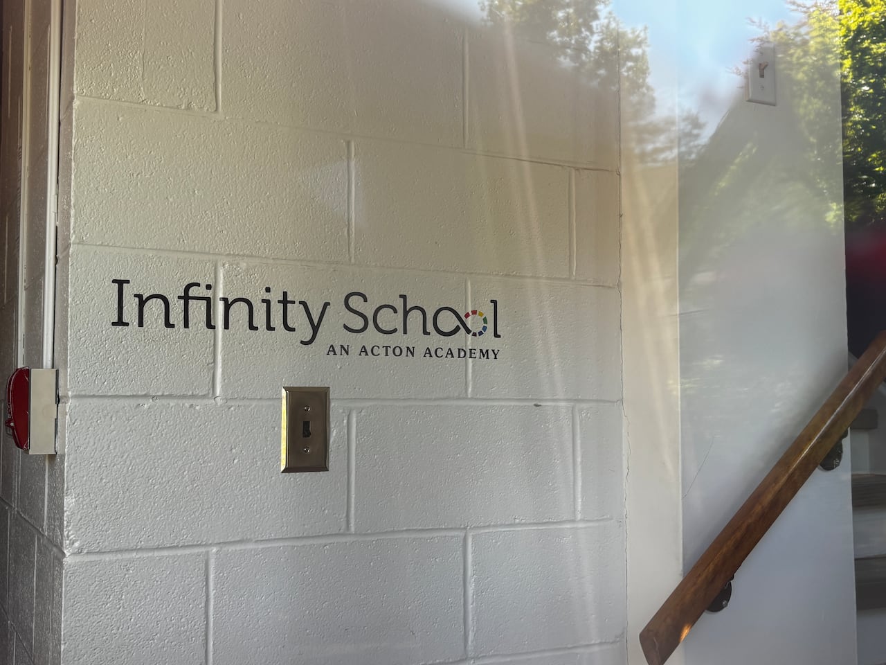 Infinity School 校门处标志