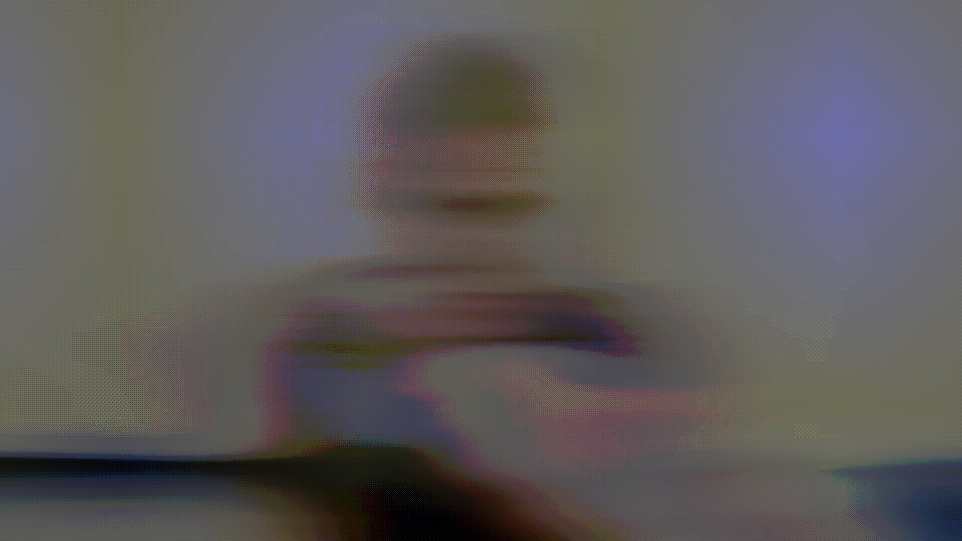 一位女子在舞蹈彩排中动态舞动。