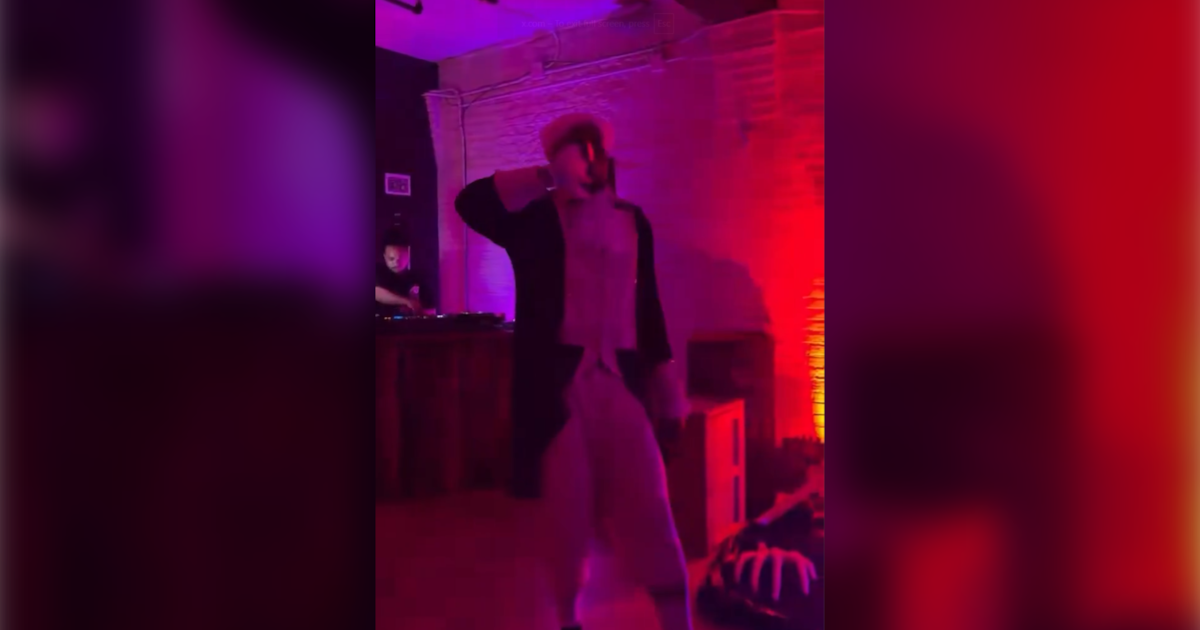 猛龙球星斯科蒂·巴恩斯万圣节派对亮嗓，翻唱贾斯汀·比伯热门歌曲
