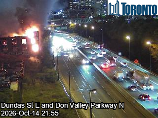 Don Valley Parkway交通监控摄像头见证废弃建筑火灾现场