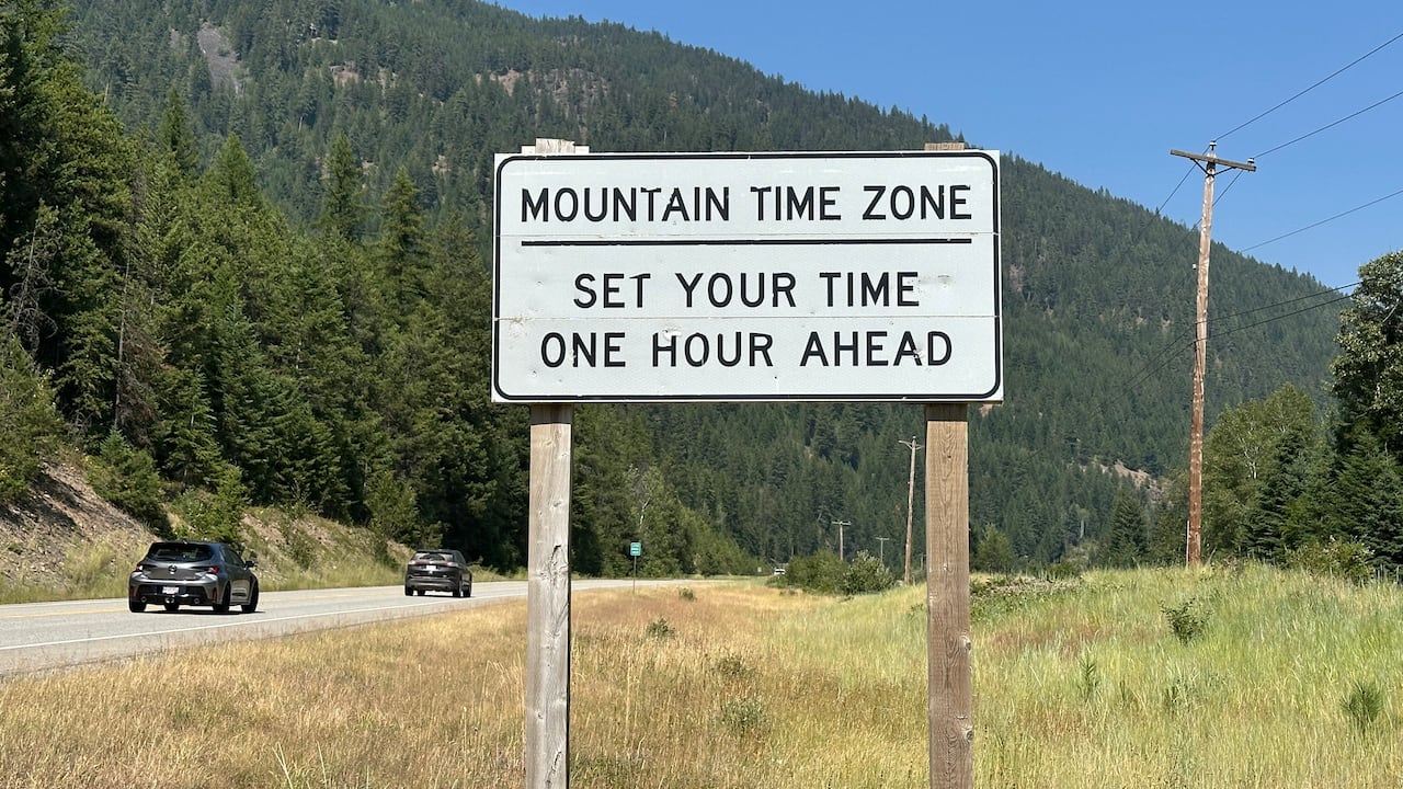 Mountain Time Zone sign.