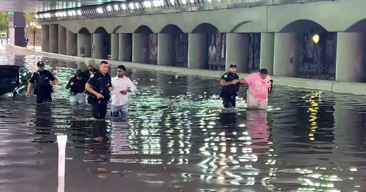 多伦多中心城区暴雨致低洼天桥积水 警方紧急救助困车司机