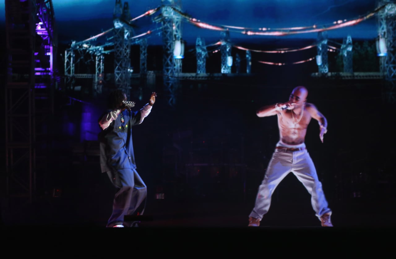 歌手Snoop Dogg与已故说唱偶像Tupac Shakur全息影像同台表演