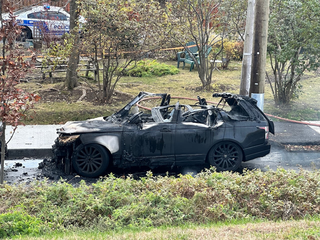 一辆烧毁的黑色SUV