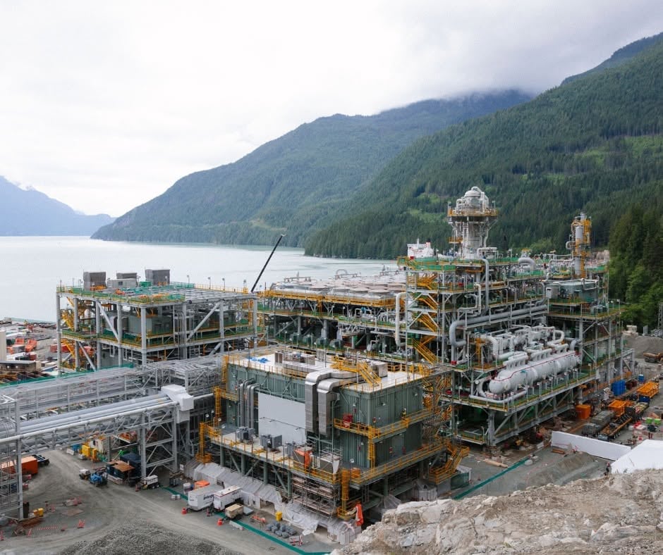 Woodfibre LNG设施近水边及群山环绕的天然气液化出口基地