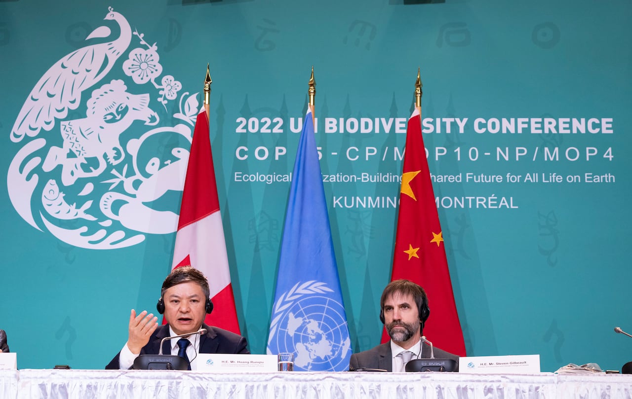 Steve Guilbeault和中国环境部长黄润秋在2022年蒙特利尔COP15会议上的合影