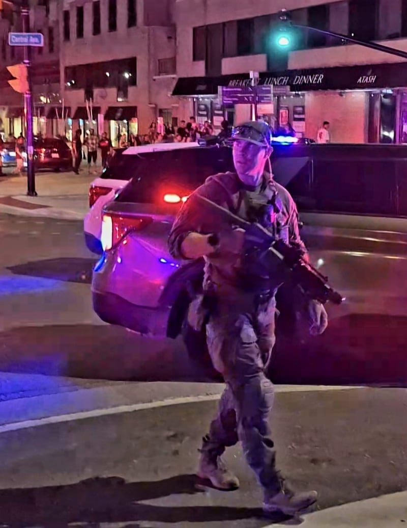警方称，在阳光节事件中，人群向警察投掷石块和瓶子（配图8）