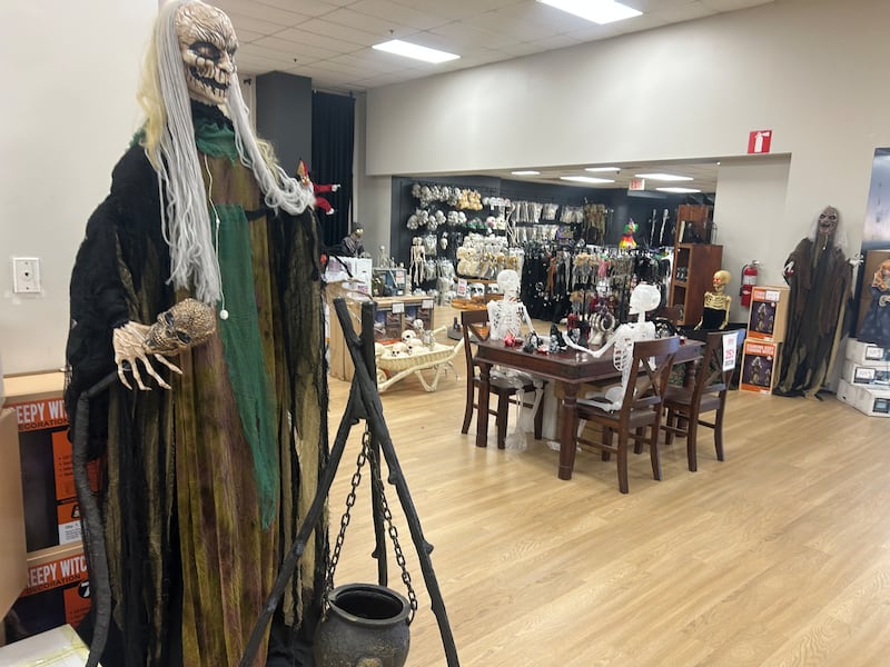 The Glow Halloween Store 哈利法克斯万圣节服装店快闪店