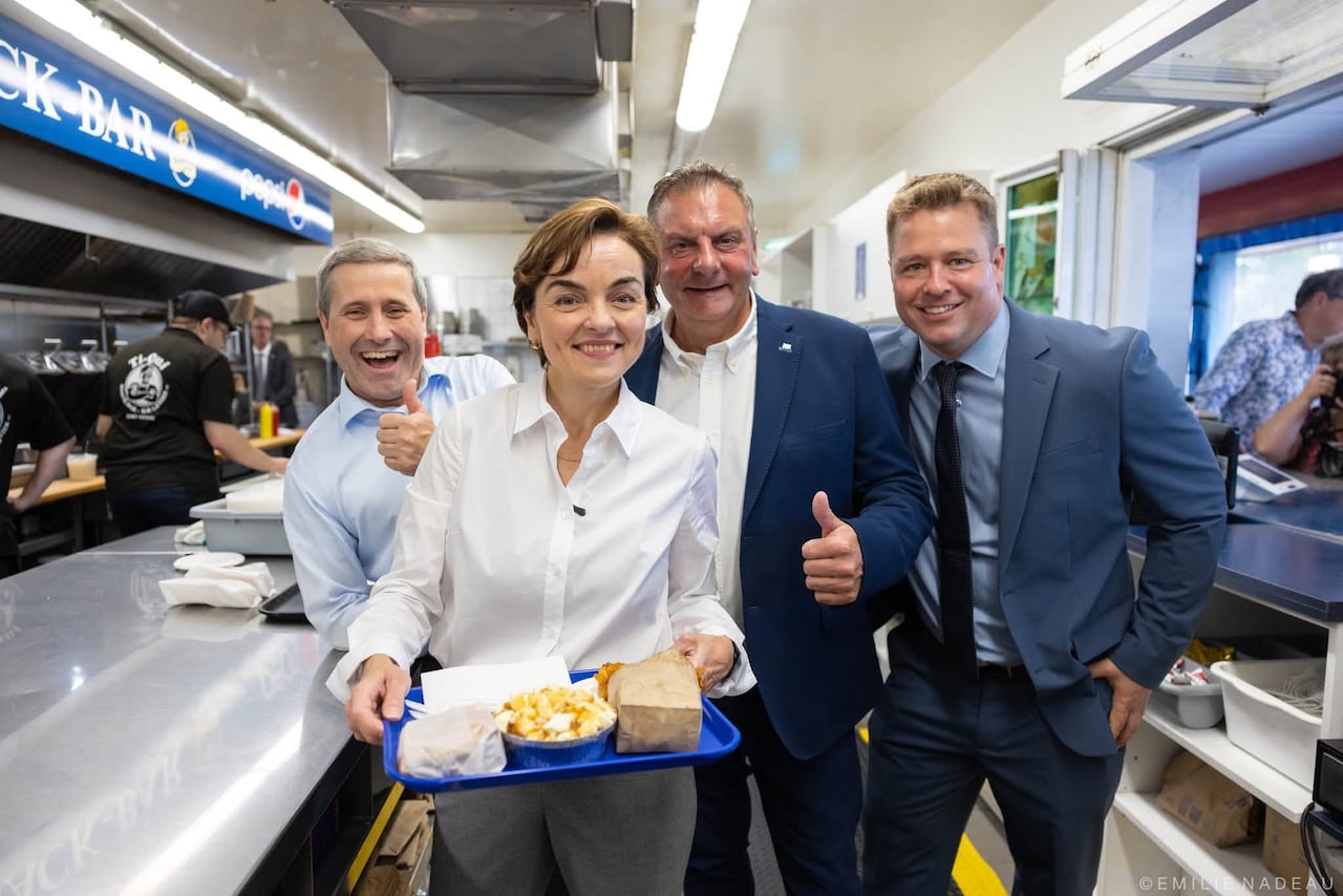 CAQ Leader Christine Fréchette visited Ti-Oui Snack Bar in Saint-Raymond where she talked to customers and served them poutine.