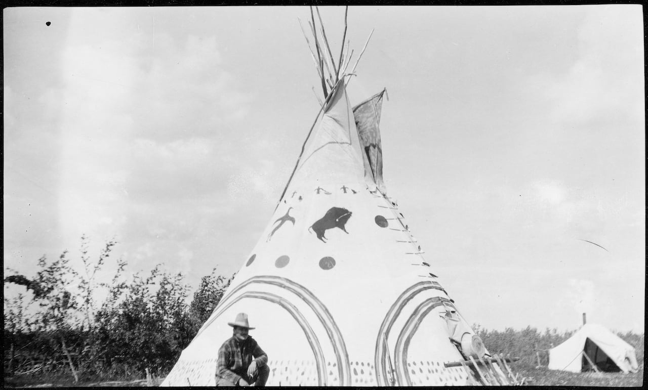 A black and white picture of the same tipi in the 1920's.