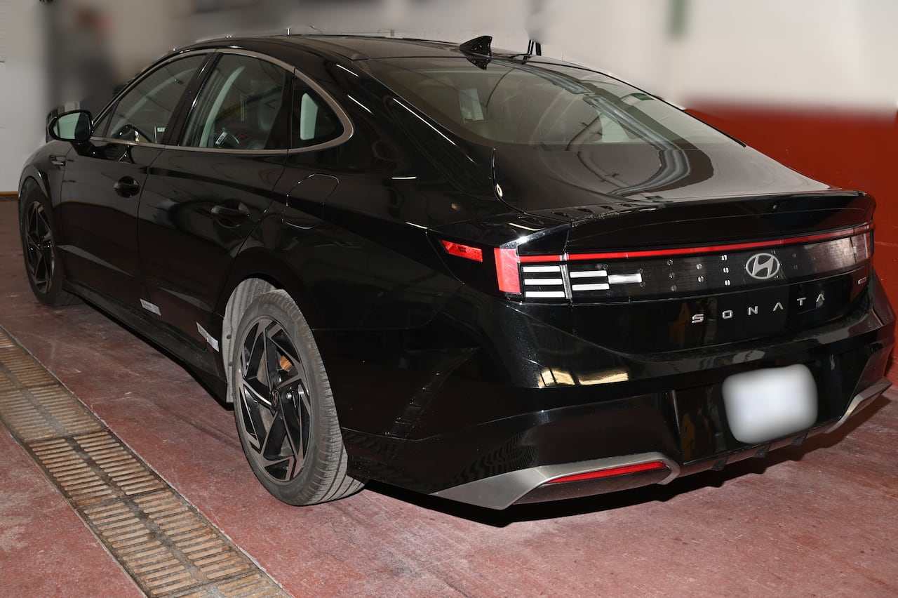 黑色现代轿车