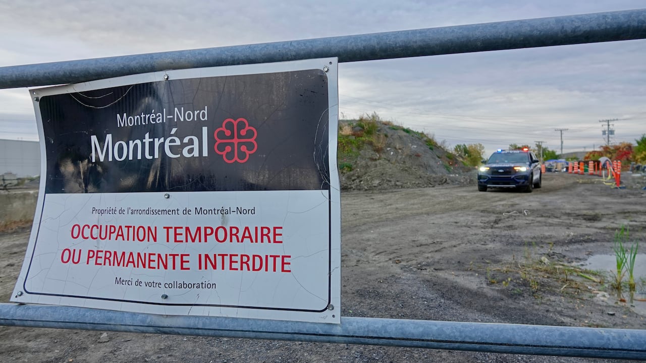 A City of Montreal sign that says temporary or permanent occupation is forbidden.