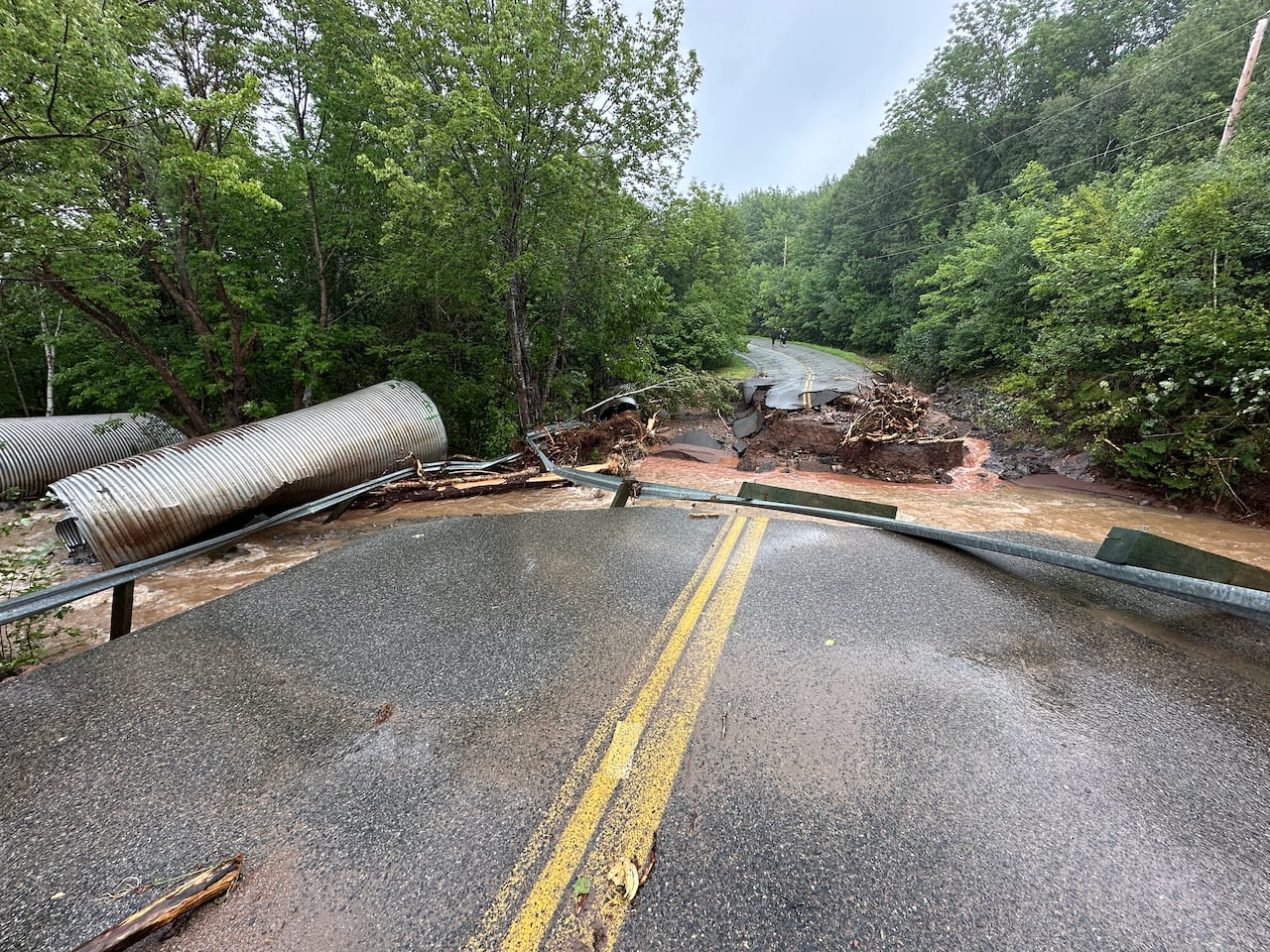 被洪水冲毁的双车道公路