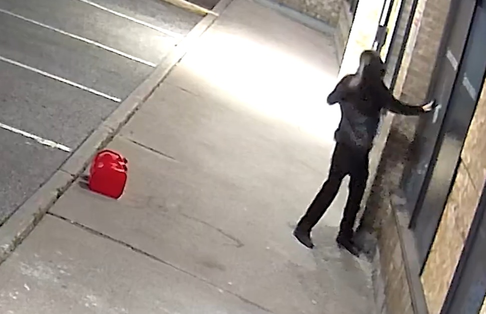 列治文山市一家商铺接连遭纵火，多名嫌疑人被警方通缉